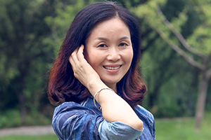 小說：獲獎作品《浮橋邊的湯木》作者：彭學軍         獲獎感言　　這是一個看似懸疑冒險的故事。我想寫出男孩成長的隱秘與曲折，千溝萬壑、驚濤駭浪只起伏和洶涌于內心。這或許是一種心理冒險，而真正在冒險的其實是作者本人。這是一條我從沒走過的路，第一次，書里的主人公不是女孩而是男孩，創作的路數也迥異于已往。對我來說，這才是真正意義上的“原創”。