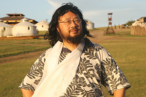 小說：獲獎作品《一百個孩子的中國夢》作者：董宏猷         獲獎感言　　我還記得第一次閱讀安徒生童話時的情景。那是一個寒冷的冬夜，雪花無聲地飄落在漢口古老而幽深的小巷里。一個中國小男孩被一個丹麥小女孩的故事深深地感動了，他的眼中盈滿了無言的淚花。他真想問問那個姓“安”的叔叔，小女孩的火柴賣完了嗎？那天晚上他做了一個夢，夢見一大片紅色的麥田……