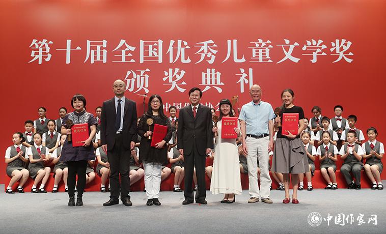 庹震、吳義勤、海飛為童話獲獎者頒獎