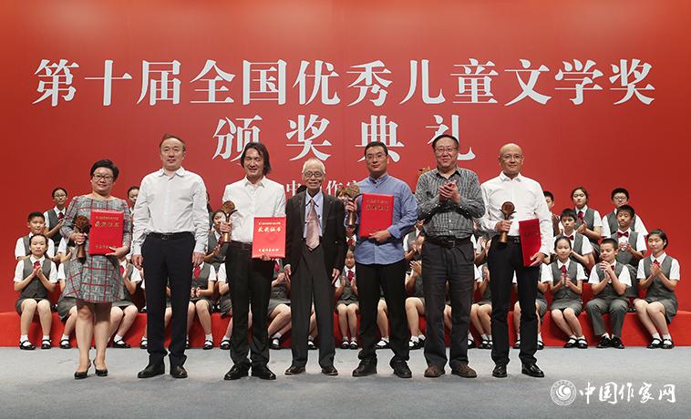 高洪波、孟祥林、樊發稼為散文、報告文學、科幻文學獲獎者頒獎