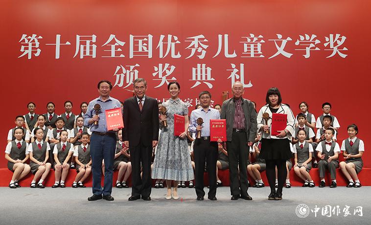 錢小芊、金波為小說獲獎者頒獎