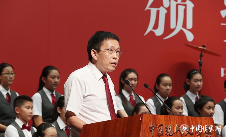 方衛平在頒獎典禮上宣讀獲獎童話授獎辭