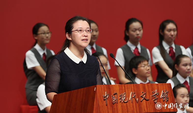 李利芳在頒獎典禮上宣讀獲獎散文、報告文學、科幻文學授獎辭