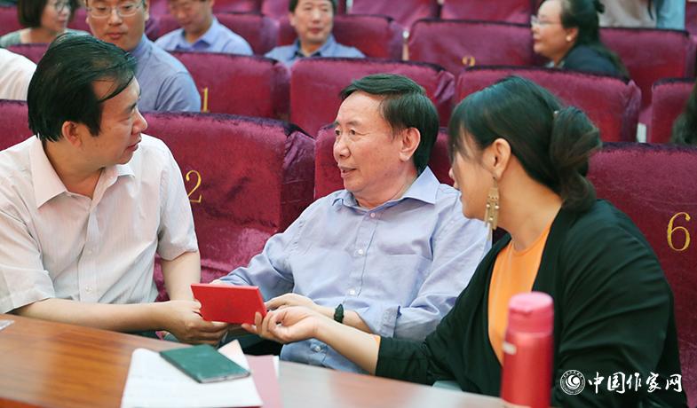 頒獎典禮開始前獲獎作家張煒、張之路、蕭萍交談