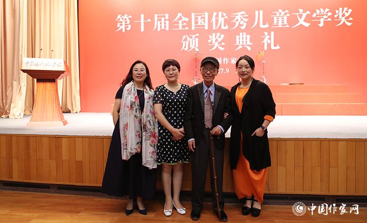 獲獎作家與樊發稼、湯素蘭合影