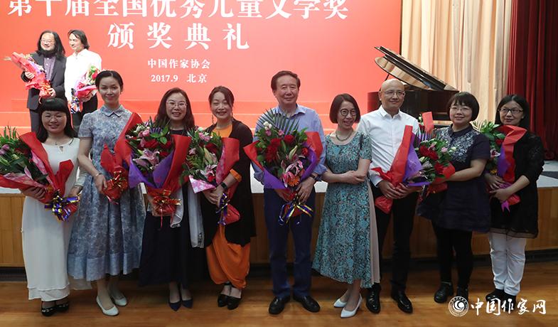 頒獎典禮結束后，獲獎作家合影留念