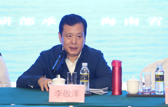 中國作協黨組成員、副主席李敬澤主持開幕式