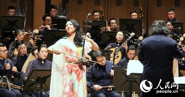 二胡演奏家馬曉暉與樂隊一起演奏《梁?！?。記者 任彥攝