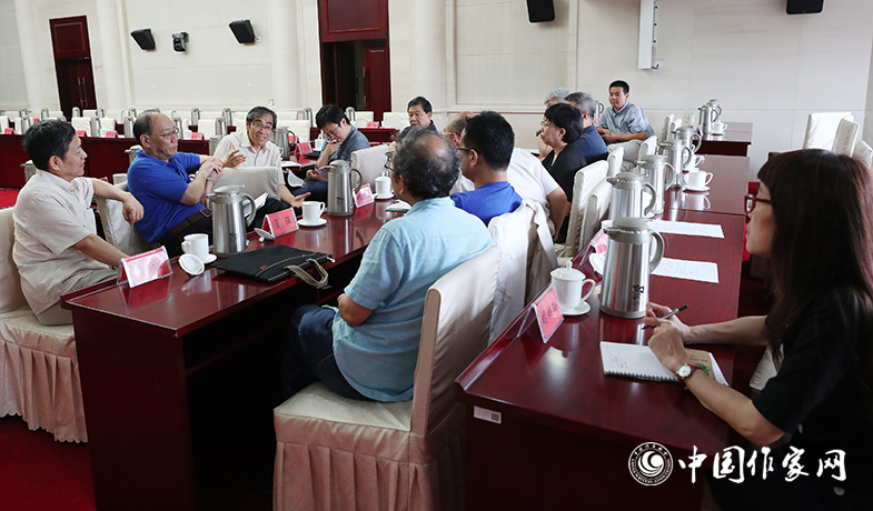 7月28日，全體會后文學翻譯獎評獎委會召開會議