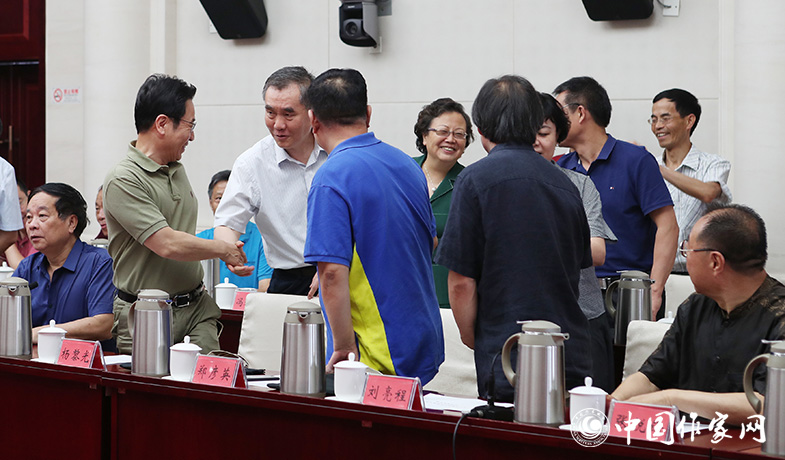 7月28日，錢小芊與評委們一一握手