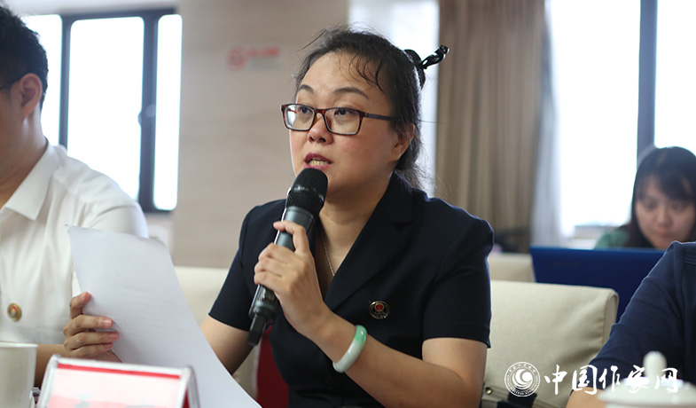 8月11日，公證處公證員在終評會上宣讀公證書