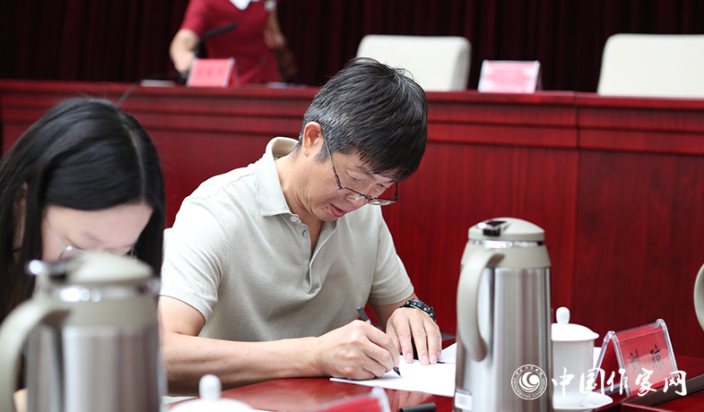 8月11日，紀監組人員審核選票統計情況