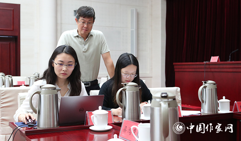 8月11日，聯絡員統計選票，紀監組人員監督工作