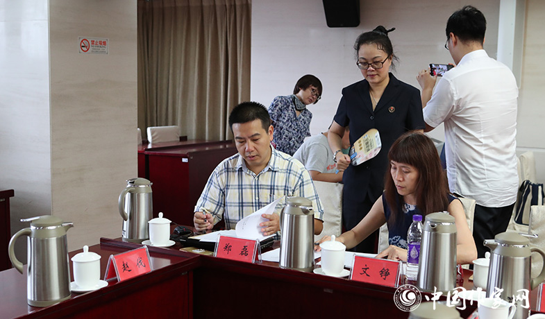 8月11日，聯絡員統計選票，公證處人員監督工作