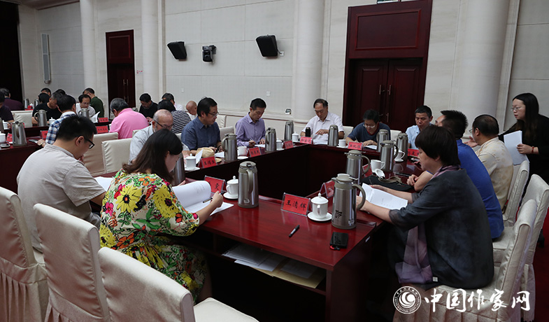 8月11日，評委們在終評會上填寫選票