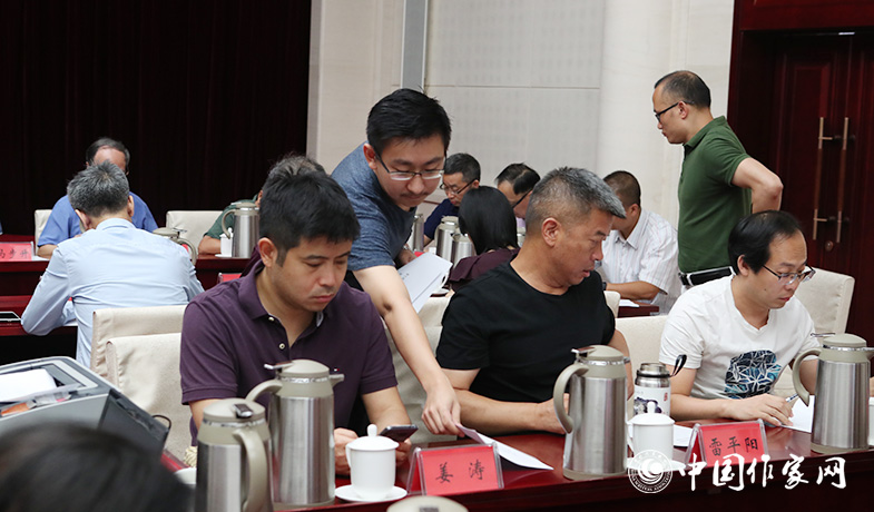 8月11日，聯絡員在向評委會收發選票