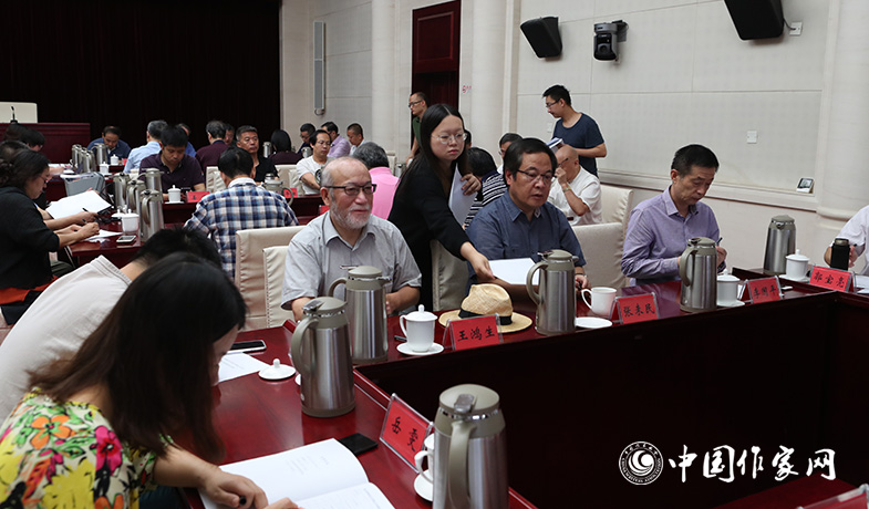 8月11日，聯絡員在向評委會收發選票