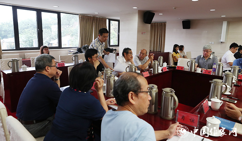 8月11日，聯絡員在向評委會收發選票