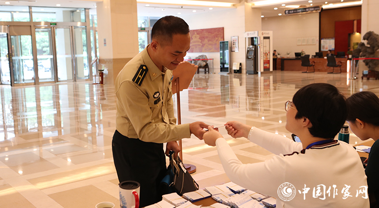 部隊作家前來報道