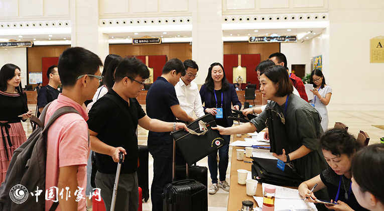 與會代表來到會場