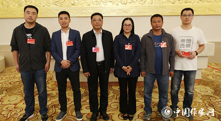 來，我們也合個影！