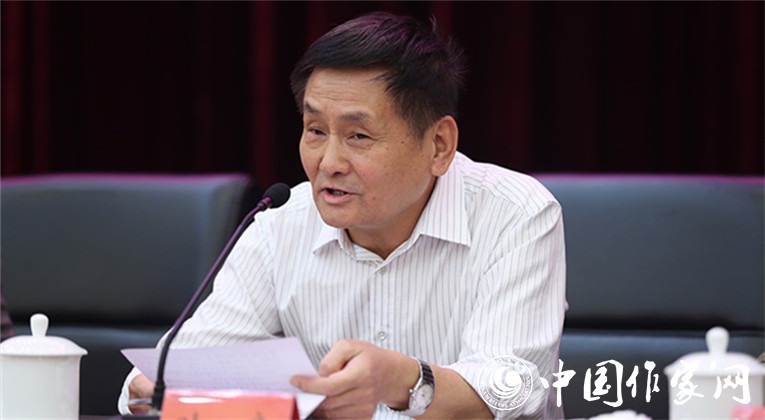 中國作協副主席葉辛代表老作家向與會青年作家寄語