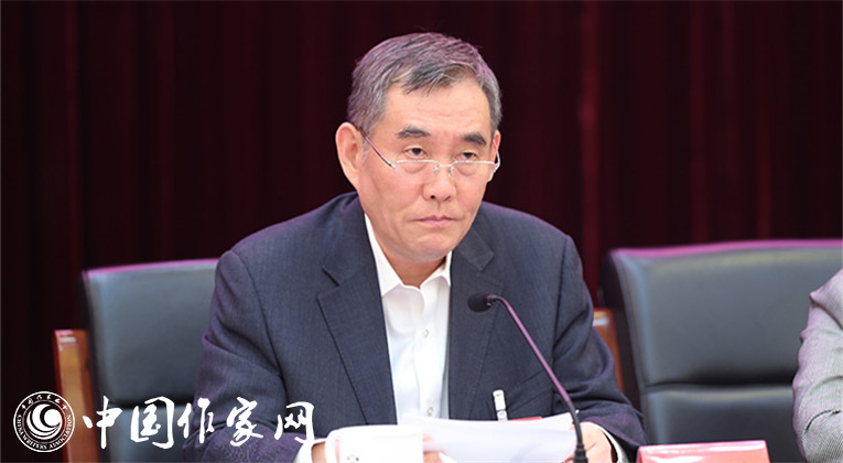 中國作協黨組書記、副主席錢小芊作報告