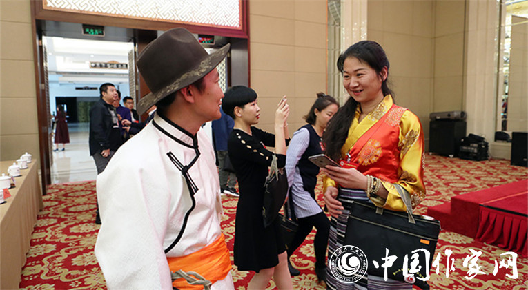 開幕式結束后，代表們合影留念