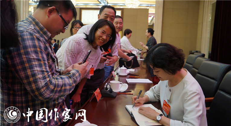 開幕式結束后，鐵凝為代表們簽名留念