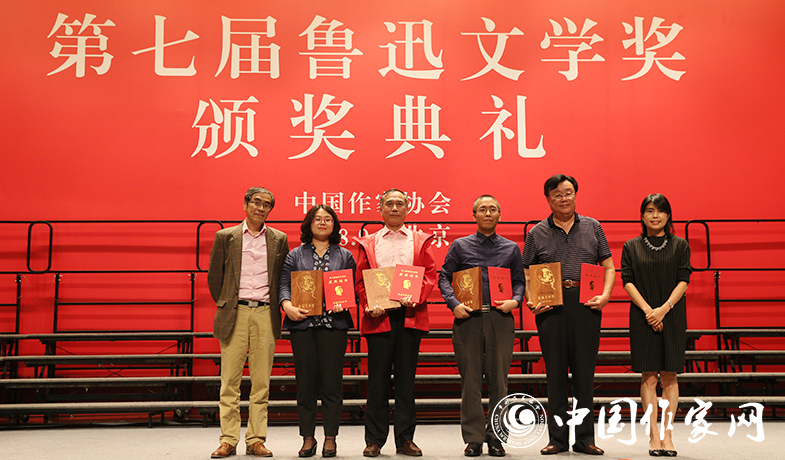 魯敏、陸健德為翻譯獎獲獎作家頒獎