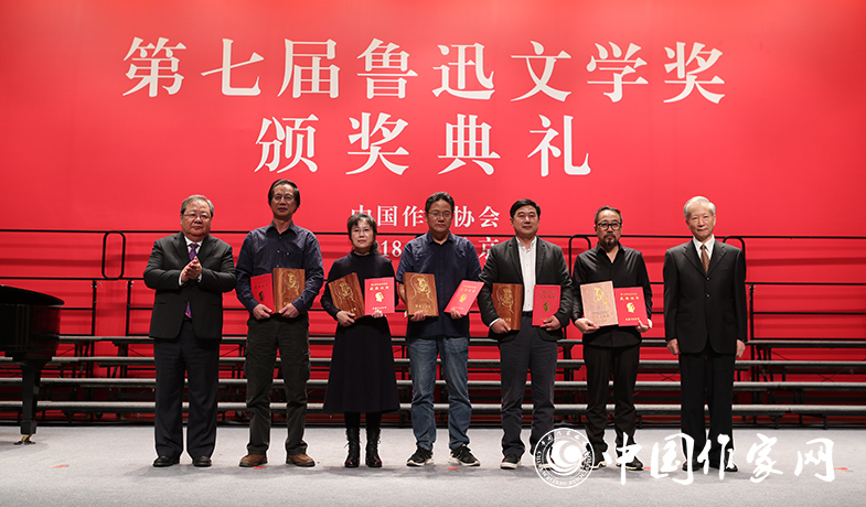 金炳華、吉狄馬加為詩歌獎獲獎作家頒獎