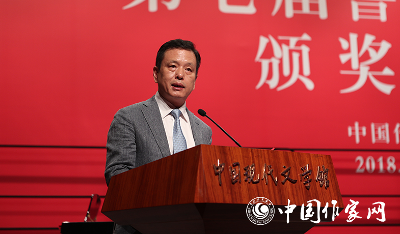 中國作協副主席李敬澤主持頒獎典禮