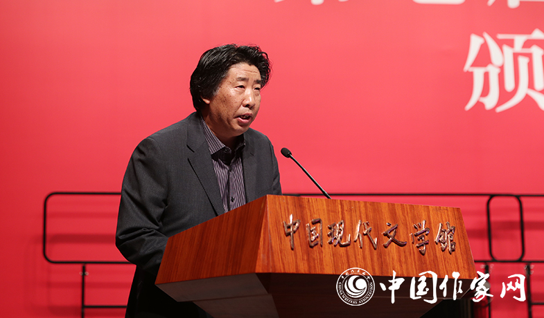 評委宗仁發宣讀詩歌獎授獎辭