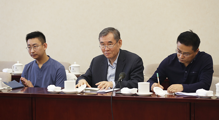 中國作協黨組書記、副主席錢小芊參加分組討論