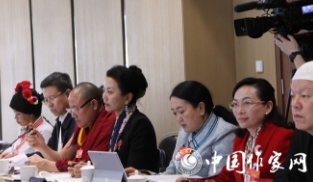 民族界別的政協委員在討論政府工作報告