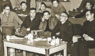 1963年4月2日，老舍（前排右二）觀看《茶館》排練后與演職人員交談