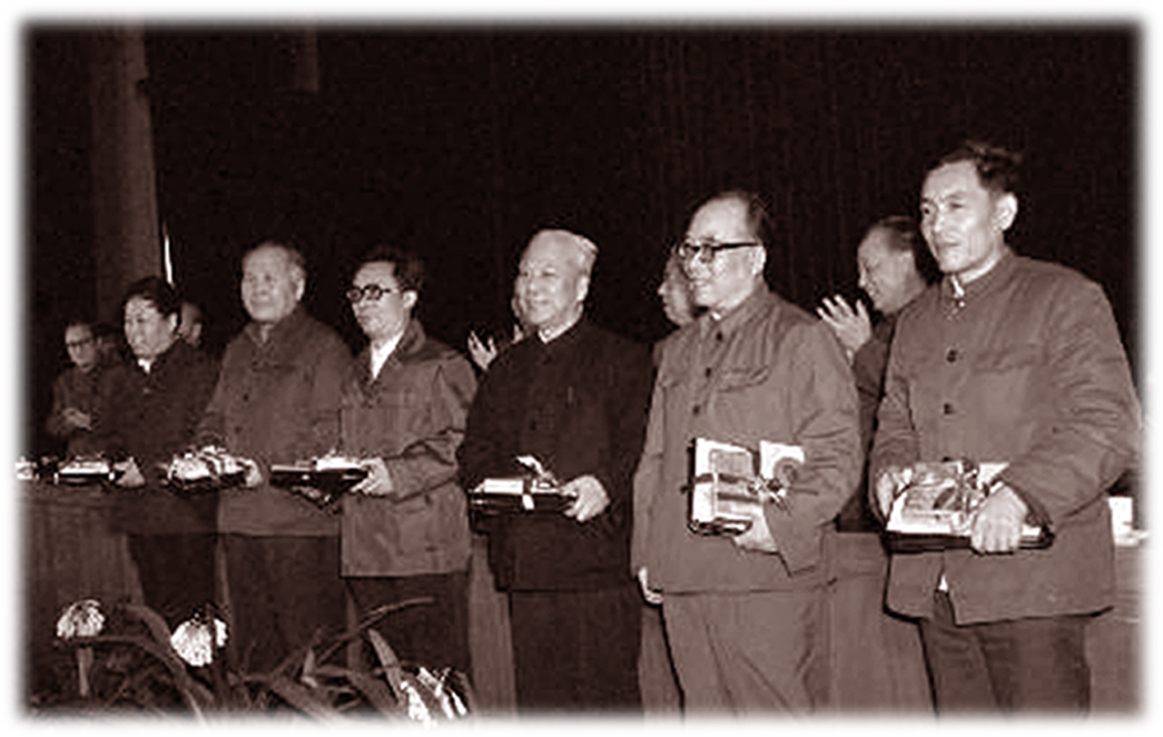 1982年頒發第一屆茅盾文學獎