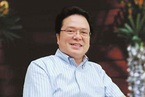 獲獎作品：《主角》作者：陳彥         獲獎感言　　我是從散文、小說寫作開始，中途轉向戲劇文學，最終又回歸小說創作。今天驀然回首，倍感滄桑與歡欣。我出生的那個山鄉小縣鎮安，在上世紀八十年代，出現了一股文學熱潮，青年幾乎個個都在做著熱辣辣的文學夢。我就是那時被裹挾進去，四十年，再沒有停止過丈量、勘測人性與生命溫度的腳步。從文學走向戲劇文學，是因為職業的原因，也是因為文學的原因。