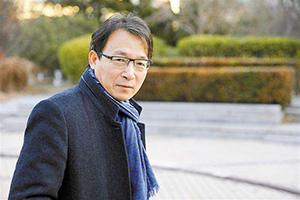 獲獎作品：《應物兄》作者：李洱         獲獎感言　　文學傾向于描述那些珍貴的時刻：它濃縮著深沉的情感，包含著勇氣、責任和護佑，同時它也意味著某種險峻風光。作者和有經驗的讀者常常都會感動于此。除了與讀者共享那樣的時刻，寫作者還必須誠懇地感謝命運讓他與此相遇。第十屆茅獎評委將如此重要的獎項授予《應物兄》，無疑讓我重新回到了那個珍貴的時刻，并讓我有機會在此感謝命運的饋贈。