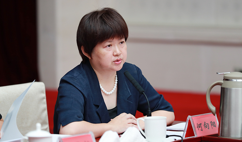 評獎辦公室主任何向陽就作品申報公示、分組及借閱、會務事項等作說明