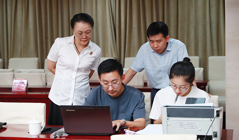 聯絡員在監察組、公證員監督下統計選票