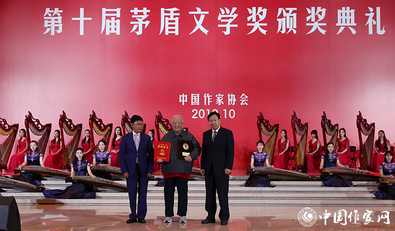 王曉暉、阿來為獲獎作品徐懷中頒獎