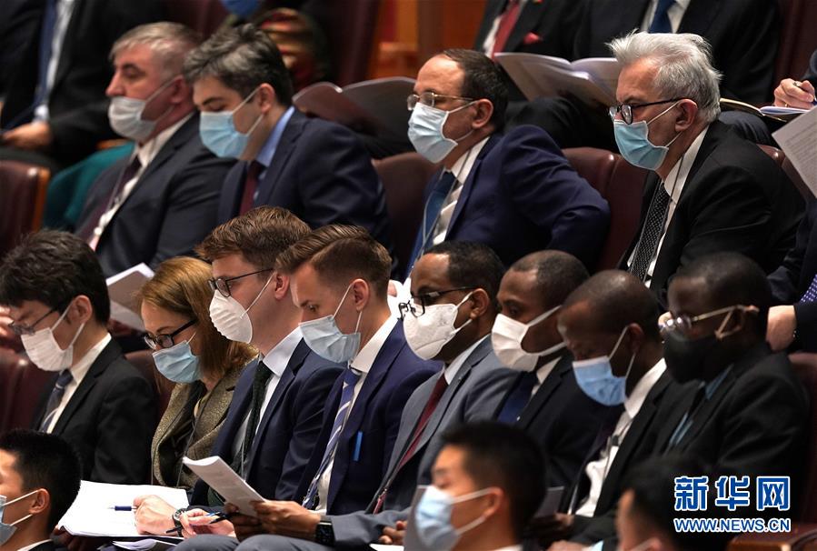 5月22日，第十三屆全國人民代表大會第三次會議在北京人民大會堂開幕。外國駐華使節旁聽大會。