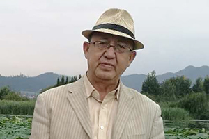 翻譯獎：維吾爾文譯漢文作者：鐵來克·依布拉音（維吾爾族）         獲獎感言　　文學創作繁榮的時代，也是文學翻譯繁榮的時代。我堅信文學的力量，它不僅能在人們當中產生深入的了解，還能潛在地改善各民族之間的相互了解，促進各民族之間的共同進步和發展。一部優秀的文學作品的翻譯，如同一只蜜蜂要釀造一公斤蜂蜜須采集一百萬朵花蕊那樣，需要我們持之以恒地積累知識……