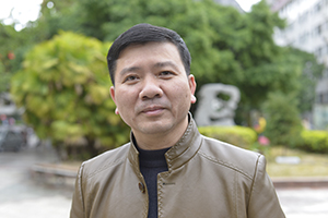 散文獎：《被風吹過的村莊》作者：莫景春(毛南族)         獲獎感言　　我們毛南族人口不過10來萬，文化非常脆弱，有些隨著時間的流逝將慢慢消失，如果不及時好好整理記錄，隨著時代的發展，社會變遷，這些可貴的民族精神記憶或者消磨，或者隱藏，那在不久的將來，真的難以找到了。作為一個作家，我有責任去挖掘，用文字把它們記錄下來……