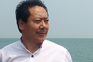 詩歌獎：《桑多鎮》作者：扎西才讓(藏族)         獲獎感言　　在有限的文字里，我試圖寫出桑多人在歷史長河中或隱或顯的倔強身影，捕捉他們在社會變革進程中在觀念、精神、意志等方面的變化，呈現他們在國家惠民政策的照耀下通過自身努力改善生活狀況的事實。當然，我也寫到他們身披信仰之光處變不驚的生存常態，根深蒂固的舊觀念舊思維，人性中永不消逝的善與惡的多種因子……