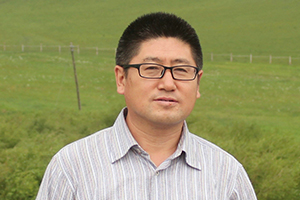 詩歌獎：《春夜，誰在呼喚》（蒙古文）作者：滿全（蒙古族）         獲獎感言　　詩歌與學術如同火海與冰山。詩歌代表著我的激情、才氣和浪漫，學術代表著我的理性、睿智和嚴謹。每時每刻穿梭在草原與城市、傳統與現代、母語與非母語、詩歌與學術之間，傾聽著來自不同領域的聲音，體驗著世界的豐滿和復雜……