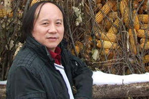 報告文學獎：《羅布泊新歌》作者：劉國強（滿族）         獲獎感言　　我對“下沉”這個詞匯充滿感情。下沉的力度和深度，決定回彈的高度。下沉進生活里，總會找到一眼旺泉。有人說，只要生活著，隨處都是生活。我不敢茍同，因為此“生活”和彼“生活”是不一樣的。我們生活的時代，趕上百年未有之大變局，原態生活往往比我們想象的還要刺激、精彩……