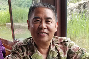 報告文學獎：《宋文驄——從游擊隊員到殲10之父》作者：段平（回族）         獲獎感言　　有時候，正如古羅馬人韋格修斯所說，如果你想要和平，那就準備戰爭。這是逼不得已的事情。而為了不戰而屈人之兵，除了軍隊的準備，就是我們大國重器的鑄造者，我們的科學家了。作為一個長期從事軍事題材創作的文學人，一個老兵，為他們而歌，我責無旁貸……