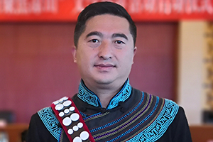 報告文學獎：《懸崖村》作者：阿克鳩射（彝族）         獲獎感言　　作為“懸崖村”脫貧攻堅奮斗歷程的記錄者，我深切感受到，自打響脫貧攻堅戰以來，黨和政府對彝族地區脫貧攻堅工作的重視和支持，社會各界對彝族地區的幫扶，基層黨員干部的實干、苦干、巧干精神，以及彝區群眾為創造幸福生活而迸發出的強大內生動力……